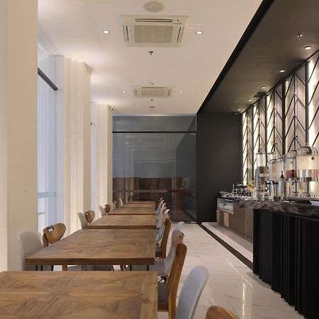 Delua Hotel Jakarta Exterior photo